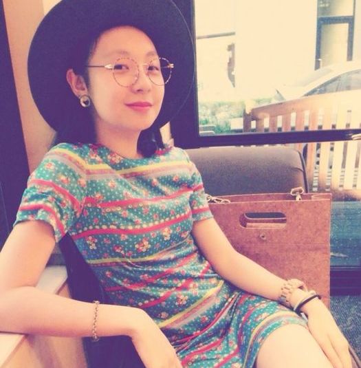Caroline-就讀實踐大學服裝設計系大三。因為喜歡設計熱愛服裝,因此不顧家人反對就心甘情願栽進了這條不歸路!